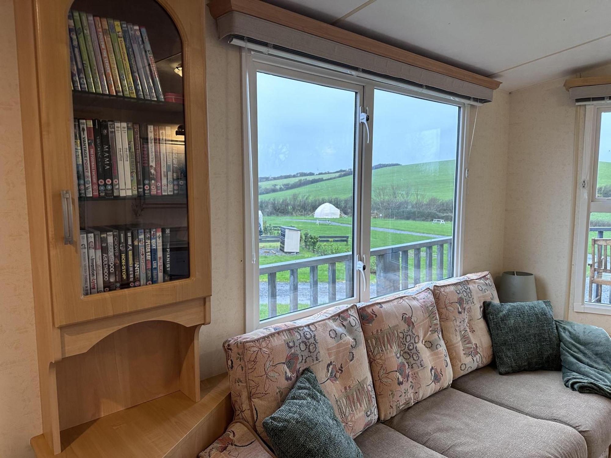 Captivating 2-Bed Static Caravan In Holyhead Llanfachraeth Exterior foto
